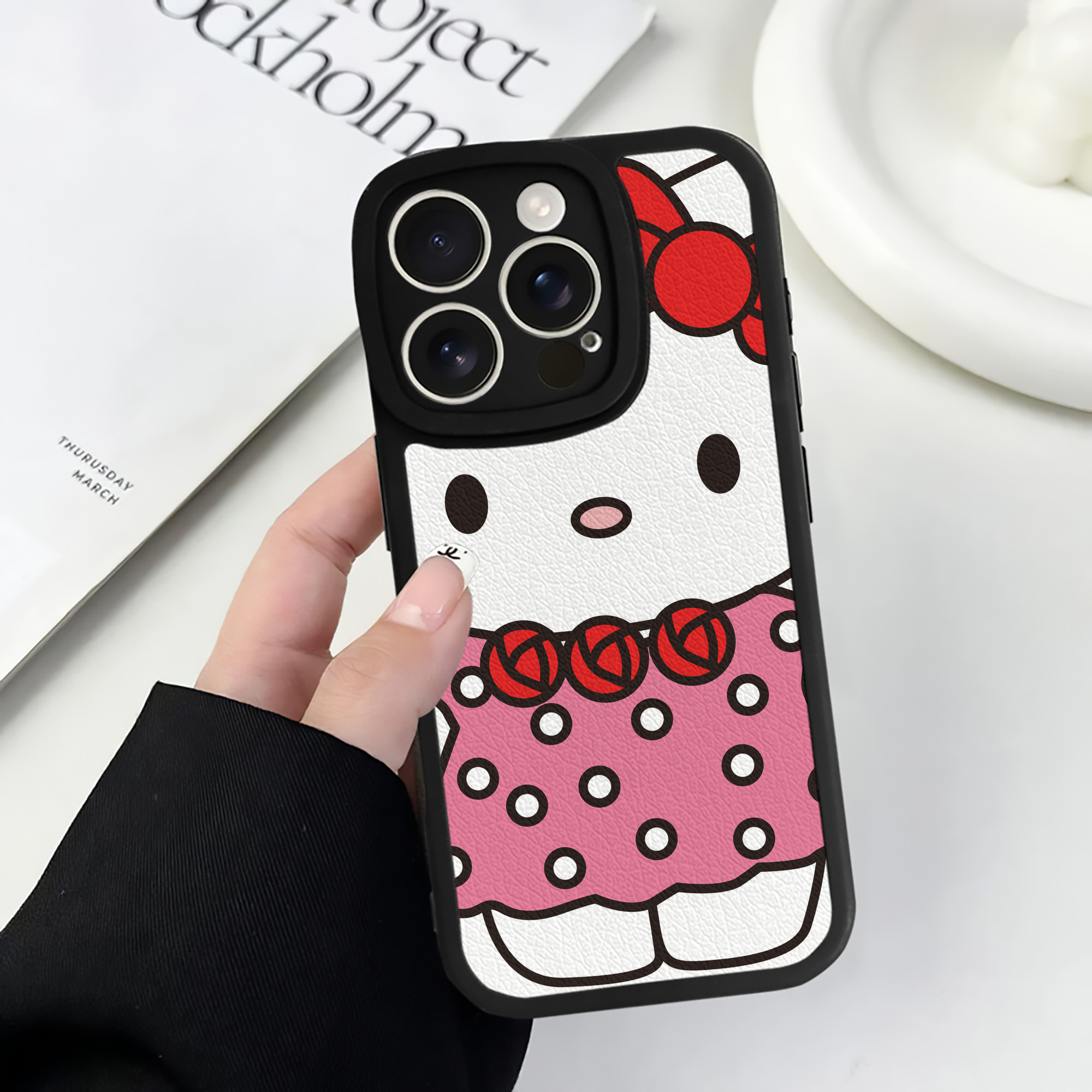 （画像用） Hello Kitty ハローキティ 【iPhone 16シリーズ対応】シリコンスマホケース（レザー調） 材質：シリコン